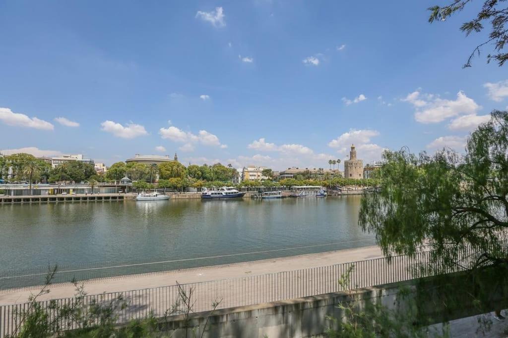 Riverwalk Suites - Puente Triana Seville Exterior photo